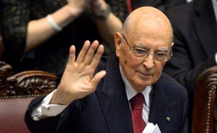 Après un marathon de consultations, le président italien réélu Giorgio Napolitano désignera mercredi une personnalité chargée de former un gouvernement d'alliance entre grandes forces politiques pour mettre fin à deux mois de crise.
