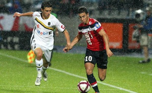 Le lillois Eden Hazard face au Sochalien Sébastien Corchia, le 17 septembre 2011, à Villeneuve d'Ascq.