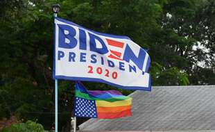 Un drapeau de la campagne de Joe Biden, avec un drapeau LGBT américain. (illustration)