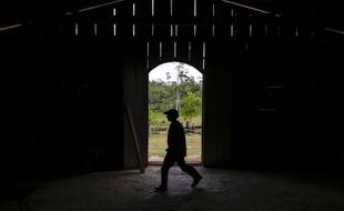 Un enfant dans une ancienne Eglise évangélique au Nicaragua (Illustration).