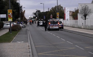Des policiers sur le campus de l'Institut de gestion sociale, route de Grenade, où un homme a délibérment foncé en voiture sur des étudiantes chinoises le 10 novembre 2017.