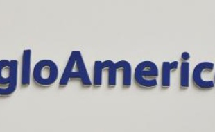 La compagnie minière britannique Anglo American a annoncé mardi qu'elle allait drastiquement réduire ses effectifs, qui passeront de 135.000 actuellement à moins de 50.000