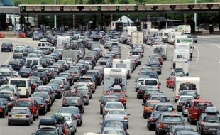 Le trafic devenait de plus en plus dense samedi en fin de matinée sur l'ensemble du réseau routier français où l'on enregistrait 406 km de bouchons, dont 396 km en province