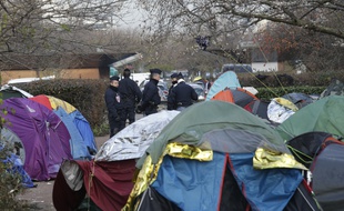 Des policiers lors du démantèlement d'un camp de réfugiés à Saint-Denis, le 16 décembre 2016.