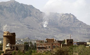 Panache de fumée à Sanaa, la capitale du Yémen, après une frappe aérienne de la coalition menée par l'Arabie Saoudite, le 1er juin 2015