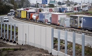 La mairie de Calais saisit la justice contre le mur anti migrants.