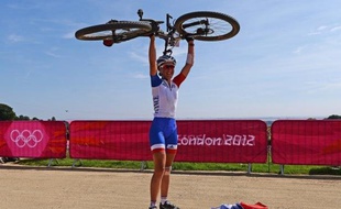 La Française Julie Bresset, 23 ans, a remporté le titre de championne du monde de cross-country, moins d'un mois après sa médaille d'or olympique, surclassant sa principale rivale, la Norvégienne Gunn-Rita Dahle, 39 ans, samedi, à Saalfelden (ouest)