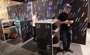 Des participants utilisent l'HoloLens pendant la Build de Microsoft, le 10 mai 2017