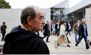Richard Bohringer, à Lyon en octobre 2013, lors d'un tournage où Quentin Tarentino a fait rejouer à des artistes la sortie des usines Lumière..