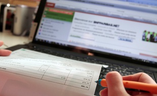 Personne connectée au site web de sa banque, vérifiant l’état de son compte.