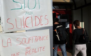 Un responsable logistique du bureau France Télécom de Pau, mis à pied, est décédé lundi matin après s'être immolé par le feu à son domicile, a-t-on appris mardi de sources syndicales et auprès de la direction.