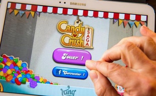 Une personne joue à Candy Crush sur une tablette