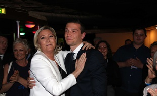 Marine Le Pen et Jordan Bardella à l'annonce de la victoire du Rassemblement national aux élections européennes le 26 mai 2019 à Paris.