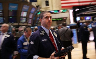 La Bourse de New York évoluait en légère baisse lundi en début de séance, le marché digérant l'adoption déjà anticipée du plan de sauvetage de la Grèce après des semaines de négociations: le Dow Jones cédait 0,11% et le Nasdaq 0,14%.