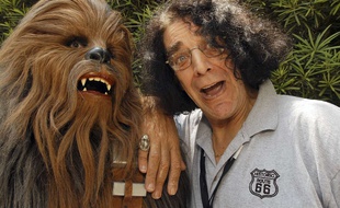 Peter Mayhew et son masque de Chewbacca en 2005