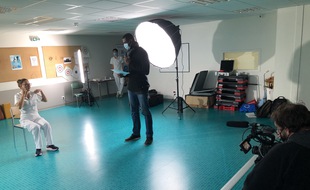 Hervé Touré, ici en décembre dernier aux côtés de Marine Emin, lors du tournage à Val Rosay d'exercices de rééducation.