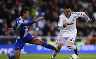 Real Madrid's midfielder Jose Maria Callejon (R) vies with Alcoyano's defender Javier Selvas Tapiador (L) during the Copa del Rey (King's Cup), round of 32, second-leg football match Real Madrid FC vs CD Alcoyano at the Santiago Bernabeu stadium in Madrid on November 27, 2012. AFP PHOTO / JAVIER SORIANO