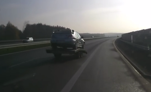 La remorque transportant la Subaru s'est détachée avant de venir doubler la voiture qui la tractait