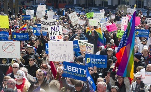 Des opposants à la la loi sur la liberté religieuse manifestent devant le Sénat de l'Indiana, le 28 mars 2015.