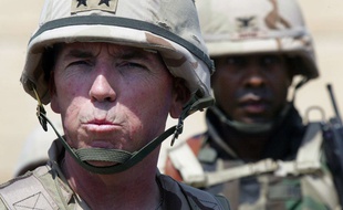 Le général américain Geoffrey Miller, le 5 mai 2004, à la prison d'Abu Ghraib en Irak.