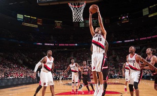 Nicolas Batum décolle contre les Chicago Bulls, le 18 novembre 2012, à Portland.