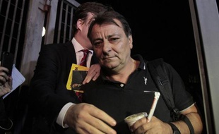 Cesare Battisti sort des bureaux de la police le 13 mars 2015 à Sao Paulo, au Brésil