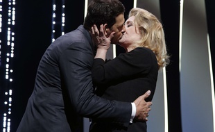 Le baiser entre Laurent Lafitte et Catherine Deneuve lors de l'ouverture du 69ème festival de Cannes le 11 mai 2016