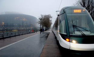Illustration. Tramway devant le Parlement Européen. Strasbourg le 22 11 2007