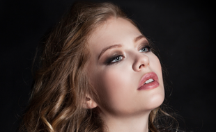 Zoë, chanteuse autrichienne de 19 ans, pourrait représenter son pays à l'Eurovision avec une chanson en français.