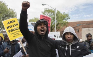 Des manifestants à Baltimore, dans l'est des Etats-Unis, marquent leur colère après le nouveau décès d'un noir, blessé lors de son arrestation, le 25 avril 2015