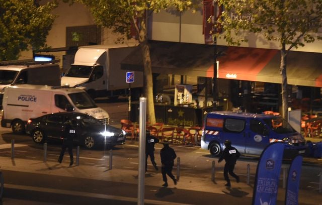 Alors que se joue un match amical France-Allemagne le 13 novembre 2015, trois terroristes déclenchent leur ceinture explosive aux abords du Stade de France. Un chauffeur de bus, Manuel Dias, sera tué.