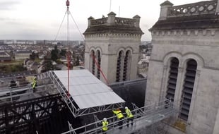Pose du parapluie sur la basilique Saint-Donatien