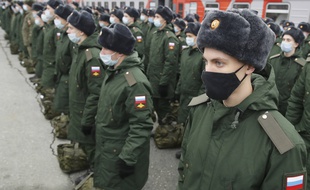 Un conscrit de 20 ans a tué lundi trois militaires sur une base de l'armée dans l'ouest de la Russie.