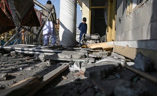 Des dégâts causés par une série d'explosions samedi 21 novembre 2020 dans le centre de Kaboul, en Afghanistan.