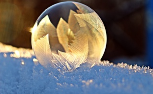 Ilustration d'une bulle de savon en train de glacer