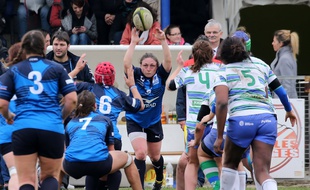 La talonneuse Gaëlle Mignot, ici au lancer en touche contre Lille Villeneuve d'Ascq en phase régulièr, est une joueuse exemplaire
