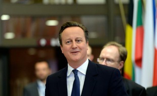 Le Premier ministre britannique David Cameron quitte le dîner de travail des dirigeants européens, après avoir conclu un accord, à Bruxelles le 19 février 2016
