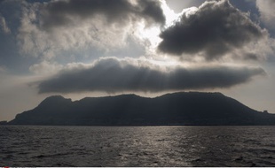 Le rocher de Gibraltar vu depuis La Linea de la Conception, en Espagne, le 19 août 2013.