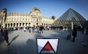 Un panneau "Vigipirate" devant la pyramide du Louvre à Paris le 12 février 2015