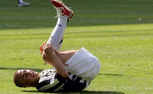 Le footballeur italien, Fabio Cannavaro, lors d'un match avec la Juventus Turin, le 22 avril 2006 face à la Lazio.