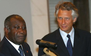 Le président ivoirien Laurent Gbagbo reçoit le ministre des Affaires Etrangères Dominique de Villepin à Abidjan, le 1er février 2004.