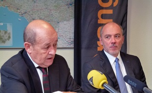 Jean-Yves Le Drian, président de la région Bretagne, ici avec Stéphane Richard, PDG d'Orange, le 29 janvier 2016 à Rennes.