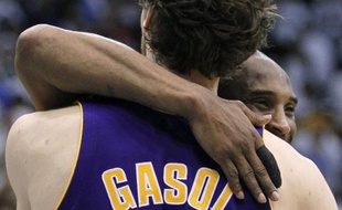 Gasol et Bryant se congratulent à la fin du match 3 contre les Jazz en demi-finale de conférence, le 8 mai 2010.
