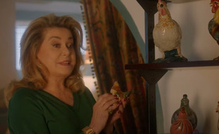 Catherine Deneuve tourne en dérision sa vraie passion pour les fausses poules dans une pub pour le site Leboncoin.fr