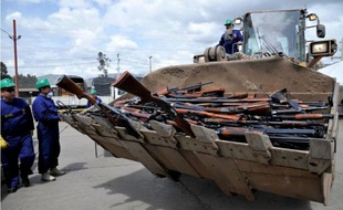 Une partie des 9.517 armes saisies aux Farc et à l'ELN dans la benne d'un bulldozer avant d'être fondues et recyclées, le 25 novembre 2014 à Sogamoso, en Colombie