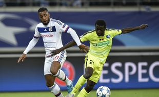 Alexandre Lacazette (à gauche) n'a toujours pas marqué face à La Gantoise .
