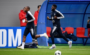 Djibril Sidibé et Samuel Umtiti lors de l'entraînement de l'équipe de France, le 12 juin 2018.