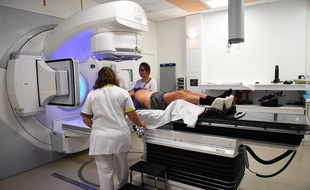Un patient malade du cancer subit une radiothérapie aux électrons (image d'illustration).
