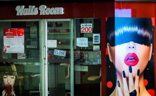 Comme les bars et discothèques, les salons de beauté ont été fermés par les autorités de Bangkok pour lutter contre la propagation du coronavirus.