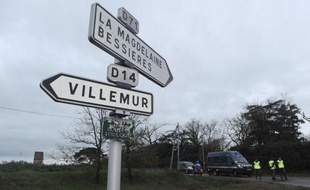 Des gendarmes sont en faction, le 30 mars 2011 à Villematier (Haute-Garonne), à proximité de l'endroit où un cadavre féminin a été découvert dans un trou d'eau.
